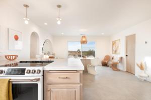 Kuchyň nebo kuchyňský kout v ubytování Terracasa - Hot Tub, Fire Pit, Outdoor Shower & Endless Views home + 36 fotografií