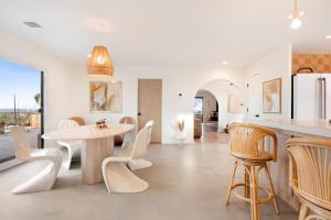 Kuchyň nebo kuchyňský kout v ubytování Terracasa - Hot Tub, Fire Pit, Outdoor Shower & Endless Views home