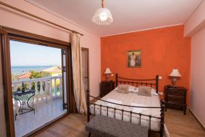 1 dormitorio con 1 cama y balcón en Villa Joanna apartments en Lefkada