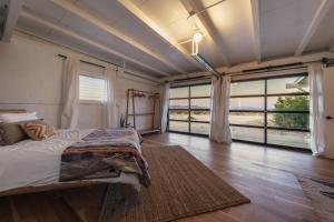 Ένα ή περισσότερα κρεβάτια σε δωμάτιο στο That Desert House - Hot Tub, Privacy & Desert Views! home