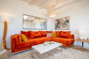 Χώρος καθιστικού στο That Desert House - Hot Tub, Privacy & Desert Views! home +32 φωτογραφίες