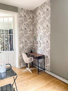 Zimmer mit einem Schreibtisch, einem Stuhl und einem Fenster in der Unterkunft Appartement lumineux centre Cognac avec terrasse in Cognac