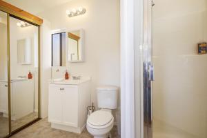 een badkamer met een toilet, een wastafel en een douche bij Red's Ranch - Rustic and modern JT home base home in Joshua Tree