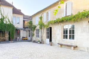 ein leerer Innenhof eines Hauses mit einer Bank in der Unterkunft Appartement lumineux centre Cognac avec terrasse in Cognac