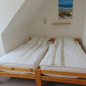 two twin beds in a room with at Ferienwohnung-Ausblick in Vitzdorf