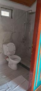 uma casa de banho com um WC e um chuveiro em Rosa B&B em Lin