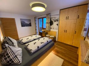 een slaapkamer met 2 bedden en een raam bij Chalet Tauernbär in Großkirchheim