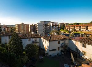 une vue aérienne sur une ville avec des bâtiments dans l'établissement Attic Luna Blu, à Sienne