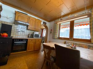 Kuchyň nebo kuchyňský kout v ubytování Chalet Tauernbär