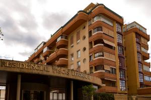 un edificio con un cartel que lee la universidad de fiestas residenciales en Apartamento Málaga Jalón en Málaga