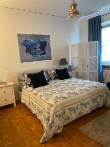 ein Schlafzimmer mit einem Bett und einem Wandgemälde in der Unterkunft Hotel Villa Venezia in Grado