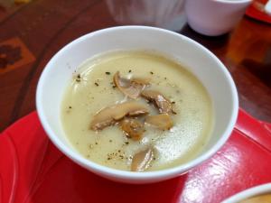 uma tigela branca de sopa com cogumelos na mesa em Harang Hotel Mactan Lapulapu City Cebu Philippines em Maribago