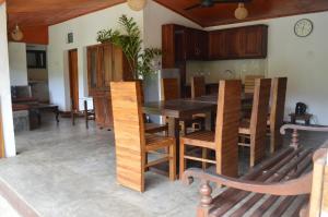 uma sala de jantar com uma mesa de madeira e cadeiras em The Lodge at Galapitiyaya Estate em Haputale
