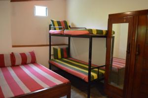 Cette chambre comprend 2 lits superposés et un miroir. dans l'établissement The Lodge at Galapitiyaya Estate, à Haputale