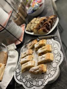 una mesa cubierta con platos de bollería y pan en Penzion Cafe Na Svahu en Cheb