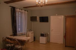a living room with a table and a microwave at KurBrauksim Windau Rooms in Ventspils