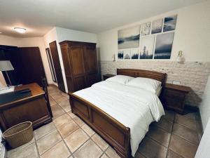 Hotel Zur Linde في سارلويس: غرفة نوم مع سرير كبير و كومودينو و sidx سرير