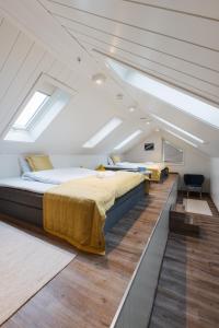 Postel nebo postele na pokoji v ubytování Lofoten Planet - Boutique Hotel