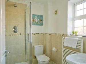 a bathroom with a toilet and a shower and a sink at Curb Properties - Gorgeous 3 Bedroom House Close To Town Centre in Cheltenham