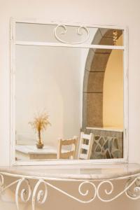 un espejo sentado en la parte superior de un estante en Apolafsis Studios, en Patmos