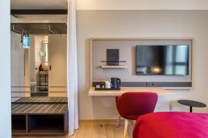 Kuchyň nebo kuchyňský kout v ubytování IntercityHotel Berlin Airport BER Terminal 1 & 2