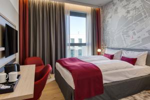 Postel nebo postele na pokoji v ubytování IntercityHotel Berlin Airport BER Terminal 1 & 2