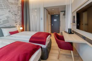 TV a/nebo společenská místnost v ubytování IntercityHotel Berlin Airport BER Terminal 1 & 2