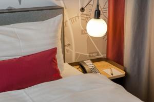 Postel nebo postele na pokoji v ubytování IntercityHotel Berlin Airport BER Terminal 1 & 2