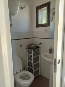 uma casa de banho com um WC e um lavatório em Masseria Vagone em Macchia di Monte