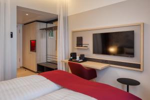 TV a/nebo společenská místnost v ubytování IntercityHotel Berlin Airport BER Terminal 1 & 2