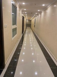 pasillo de un edificio con suelo de baldosa en شقق فلورنيسا الفندقيه, en Taif