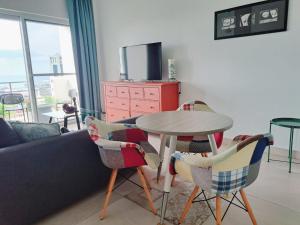 Televiisor ja/või meelelahutuskeskus majutusasutuses Seaview Modern Studio