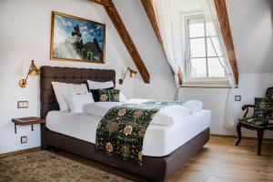 a bedroom with a large bed and a window at Gasthof Lend-Platzl in Graz