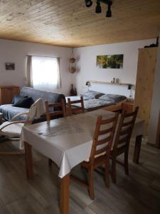 sala de estar con mesa, sillas y cama en Ubytování v soukromí Klima en Český Krumlov