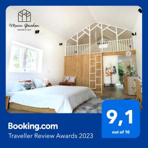 sypialnia z dużym białym łóżkiem w pokoju w obiekcie Moon Garden Homestay - cozy cabin and natural pool in Tay Ninh w mieście Tây Ninh
