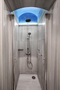 uma casa de banho com um chuveiro e um tecto azul em Meroddi Galata Flats em Istambul