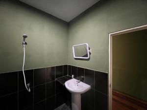 タオ島にあるChar Bungalowsのバスルーム(洗面台、壁掛け鏡付)
