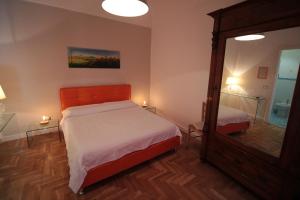 - une chambre avec un lit et un grand miroir dans l'établissement Federico Secondo B&B, à Palerme