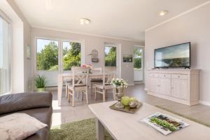 uma sala de estar com um sofá e uma mesa em Ferienwohnung Boddenblick em Puddemin