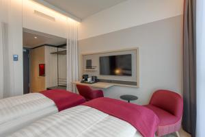 Postel nebo postele na pokoji v ubytování IntercityHotel Berlin Airport BER Terminal 1 & 2