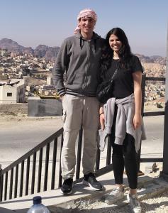 een man en een vrouw die op een leuning staan bij ZRIZIRA INN in Wadi Musa