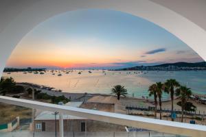 - Vistas a la playa al atardecer desde un edificio en Apartamentos La Kiki, en Bahía de San Antonio