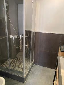 y baño con ducha de cristal y aseo. en Rentomatique Studio Jean Médecin, en Niza