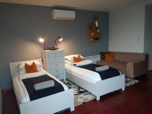sala de estar con 2 camas y sofá en Zlaten Briz Villa, en Osenovo
