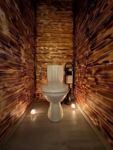 a bathroom with a toilet in a wooden wall at Chalúpka Anit 