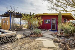 una casa con una casa roja y azul en Constellation Compound - Your Own PRIVATE 10 Acres home, en Joshua Tree
