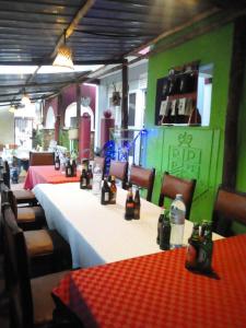 comedor con mesas, sillas y paredes verdes en Richy Hotels and Safaris en Mbale