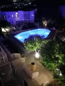 una vista aérea de una piscina por la noche en Katerina Apartments en Kalymnos