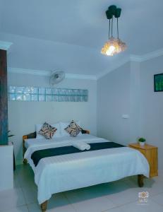 um quarto com uma cama com uma luz azul em Nary Garden em Kampot