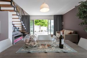 ein Esszimmer mit einem Tisch und einer Flasche Wein in der Unterkunft Blu Marine Residence in Porto Cesareo